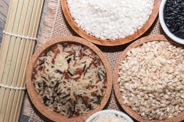 Farklı pirinç ile çeşitli kaseler