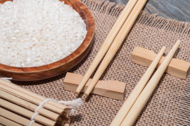 Beyaz pirinç, bir masa örtüsü ve bir çubuk