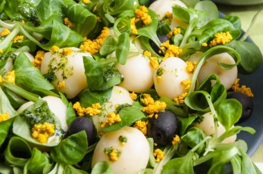 Marul salatası, patates ve tofu