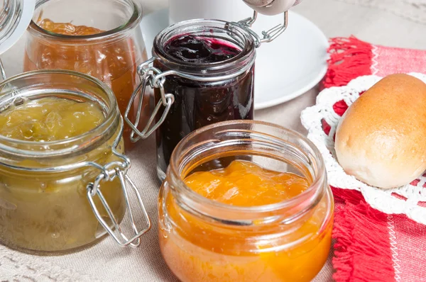 Çörekler ve reçel Kahvaltı