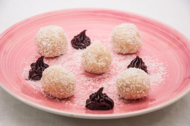 Hindistan cevizi şeker tatlı plaka üzerinde