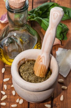 Pesto sos ve tarifi için çeşitli malzemeler