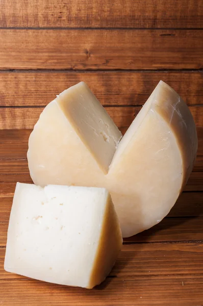 Сыр с ломтиком на дереве — стоковое фото