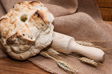 Rustik ekmek ve bir oklava