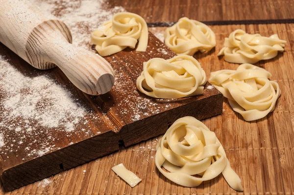 Homemade tagliatelle, flour and rolling pin — Stock Photo, Image