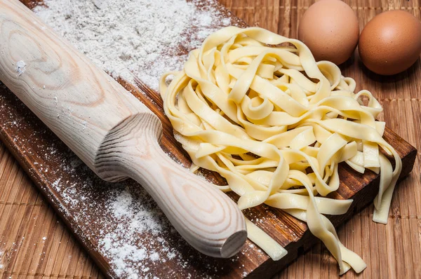Ev yapımı tagliatelle, yumurta ve oklava