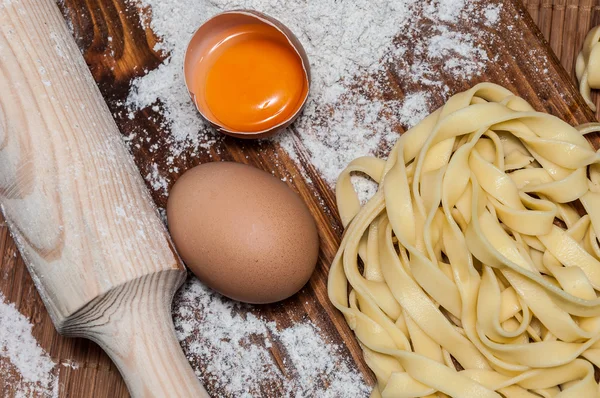 Ev yapımı tagliatelle, yumurta ve oklava