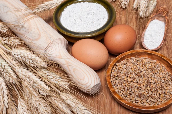 Buğday unu ve çeşitli malzemeler