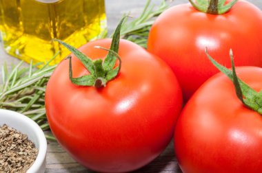 Zeytinyağı, kekik ve fesleğen taze domates