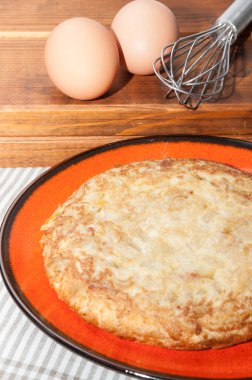 İspanyol omleti bir tabak içinde