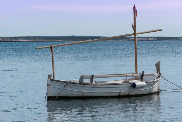 Llaut förankrade vid havet — Stockfoto