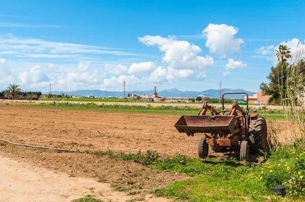 Traktör sahada.