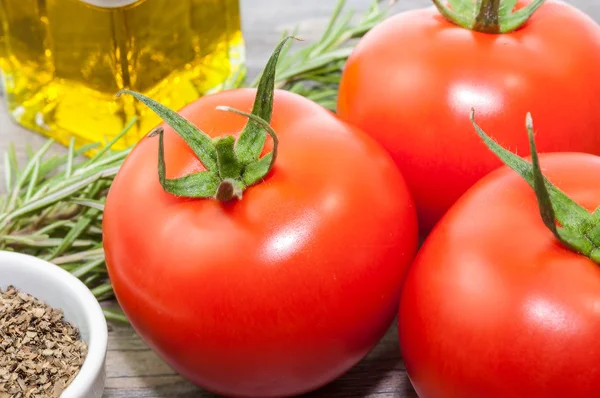 Zeytinyağı, kekik ve fesleğen taze domates