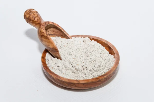 Un ve tahta kaşık ile bir kase