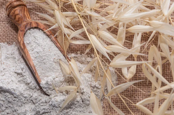 Bir kaşık ve bir avuç yulaf un