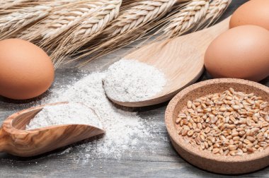 Buğday unu bir tahta kaşık ve yumurta