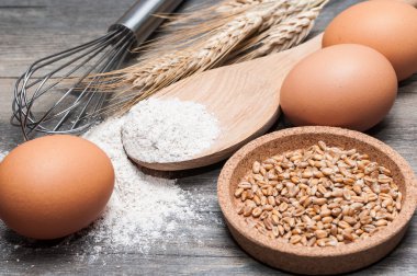Buğday unu bir tahta kaşık ve yumurta