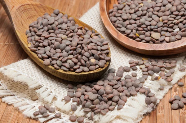 Tahta kaşık ve mercimek ile kase