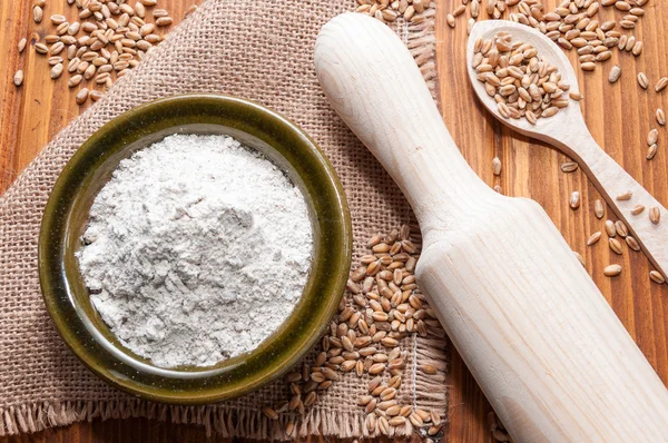 Farina, chicchi di grano e un mattarello — Foto Stock