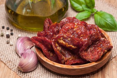 Kurutulmuş domates, zeytinyağı, sarımsak ve fesleğen