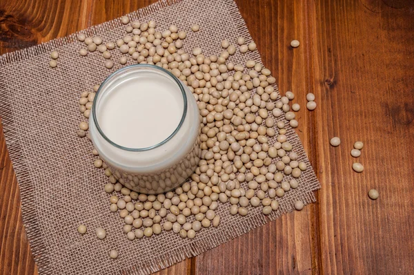 Bardak süt ve soya üzerinde bir masa örtüsü