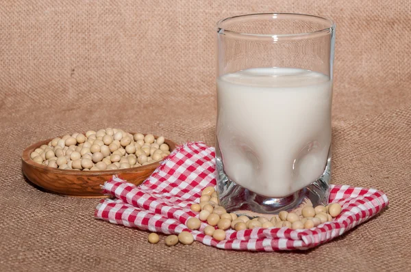 Стакан молока и миска с соей — стоковое фото