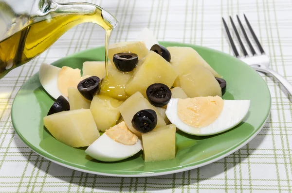 Ensalada de papa y aceitunas negras —  Fotos de Stock