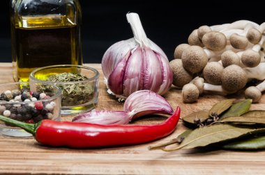 ahşap bir gemide baharat ve sebzeler