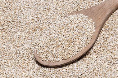 Quinoa bir tahta kaşık üzerinde