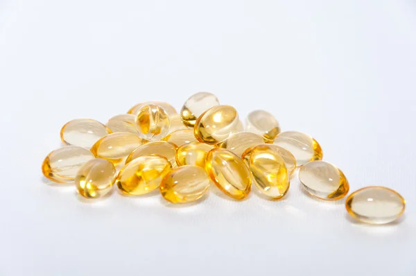 Beyaz arka planda balık yağı kapsülleri