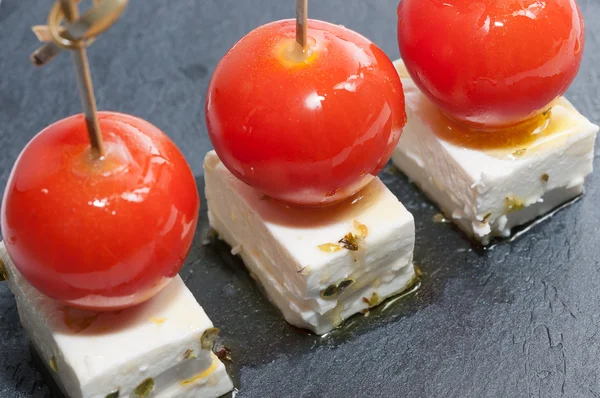 Tomates cherry con queso feta, aceite de oliva y orégano —  Fotos de Stock