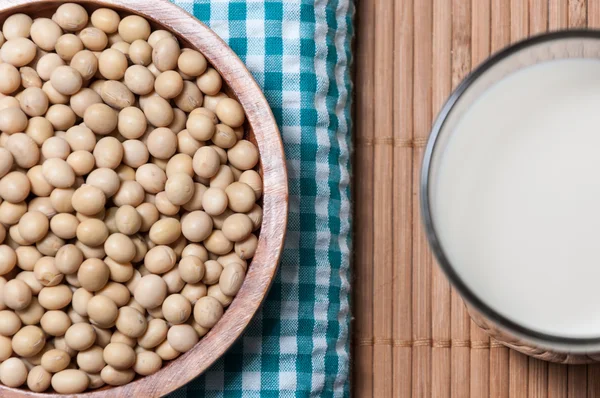 Glas melk en kom met soja — Stockfoto