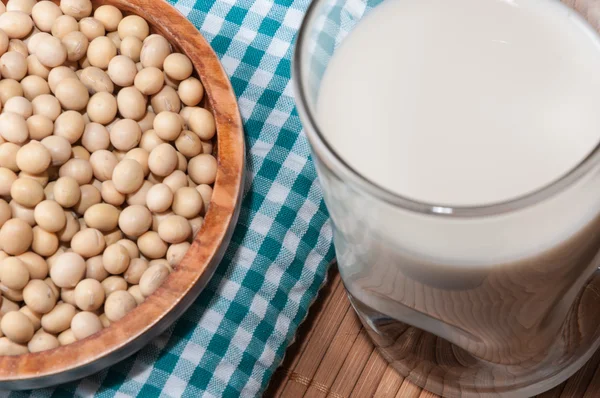 Segelas susu dan mangkuk dengan kedelai — Stok Foto