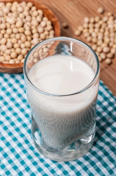 Segelas susu dan mangkuk dengan kedelai — Stok Foto