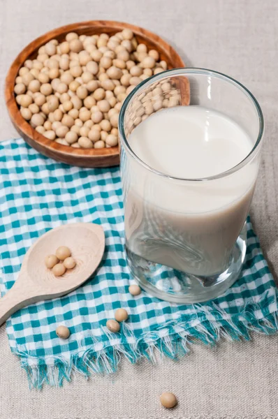 Bicchiere di latte e ciotola con soia — Foto Stock