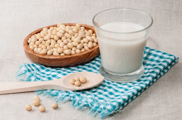 Bardak süt ve soya ile kase