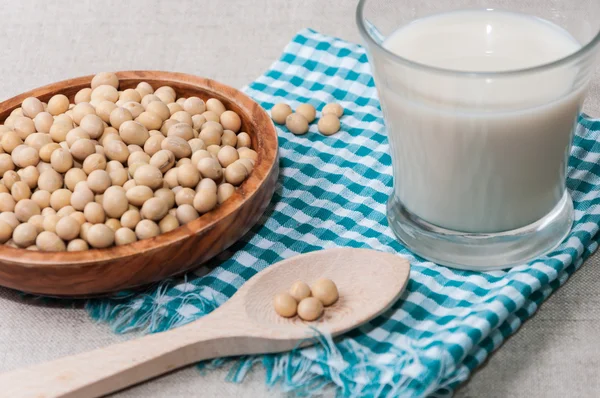 Bardak süt ve soya ile kase