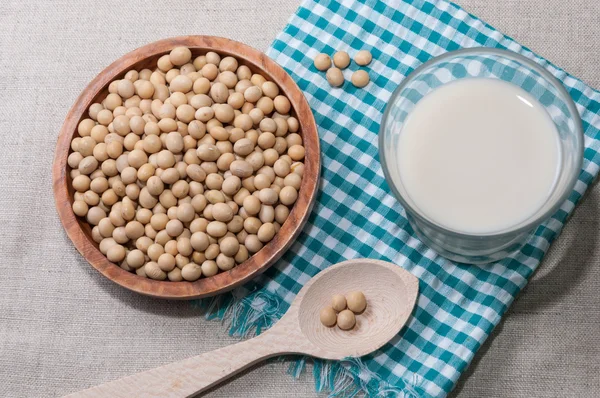 Bardak süt ve soya ile kase