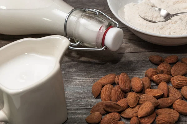 Ingredients to prepare almond milk — Stock Photo, Image