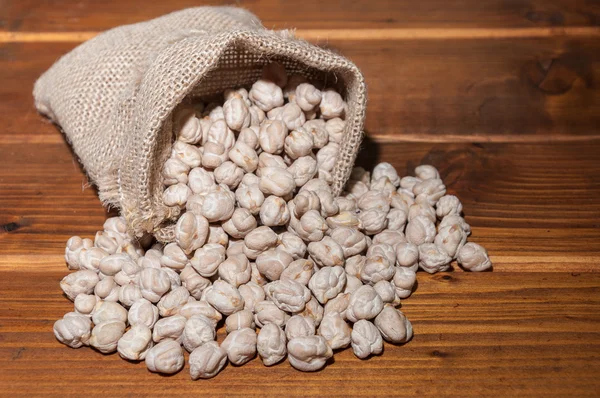 Ahşap bir masa bir torba nohut