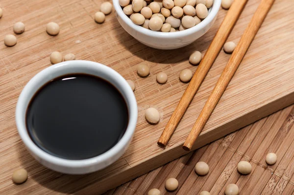 soya sosu ve yemek çubukları