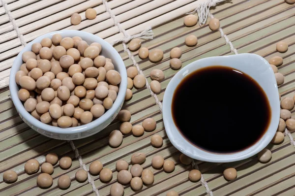 Soya sosu ve soya fasulyesi üzerinde bir bambu Amerikan Servisi