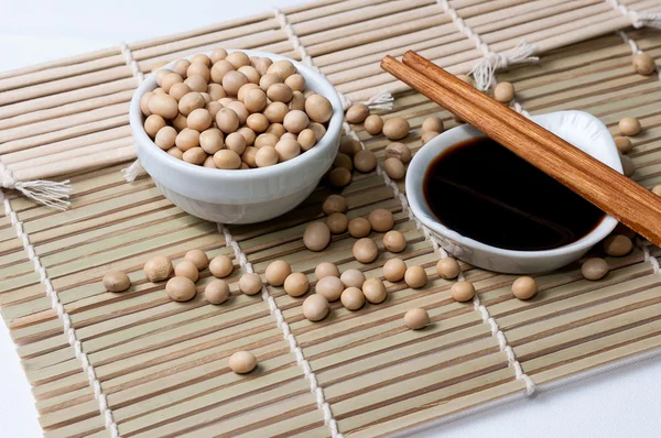 soya sosu ve yemek çubukları