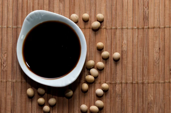 Bir kase soya sosu ve soya tahıllar