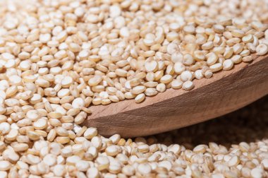 Quinoa bir tahta kaşık üzerinde