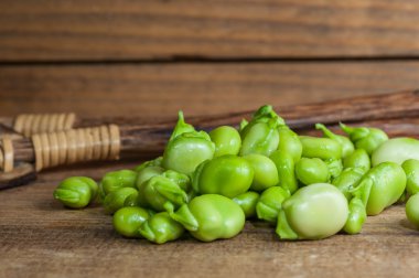 Ham fasulye ve ahşap bir tahta üzerinde rustik çatal bıçak takımı