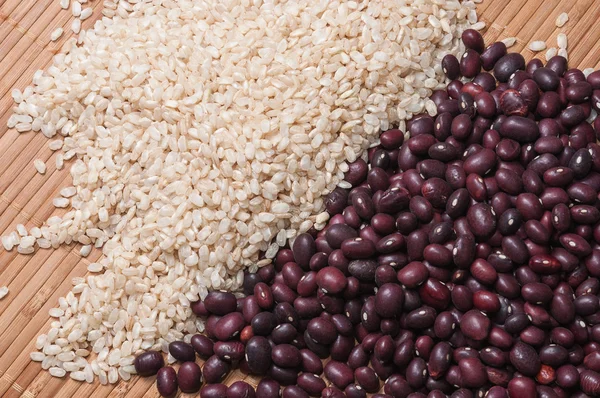 Brown rice and red beans — Stock Photo, Image