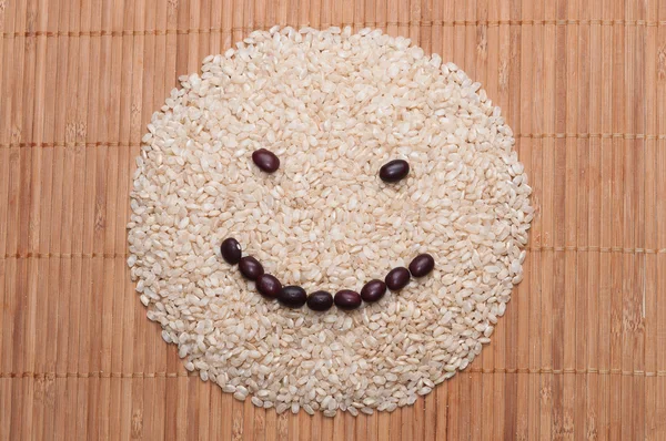 Kahverengi pirinç ve kuru fasulye — Stok fotoğraf