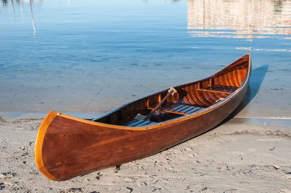 Canoa em uma praia em Maiorca — Fotografia de Stock