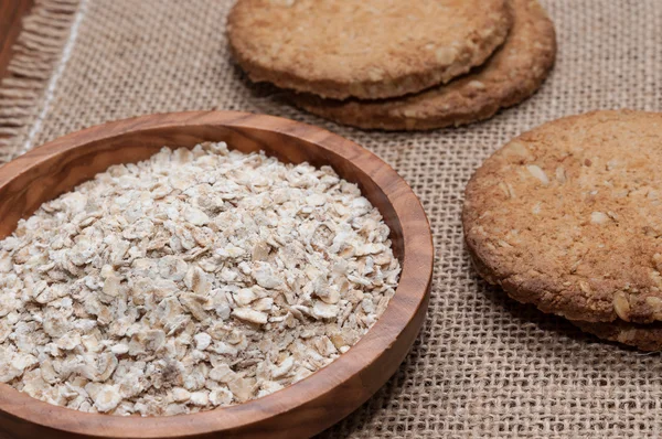 Yulaf ezmeli kurabiye bir masa örtüsü üzerinde